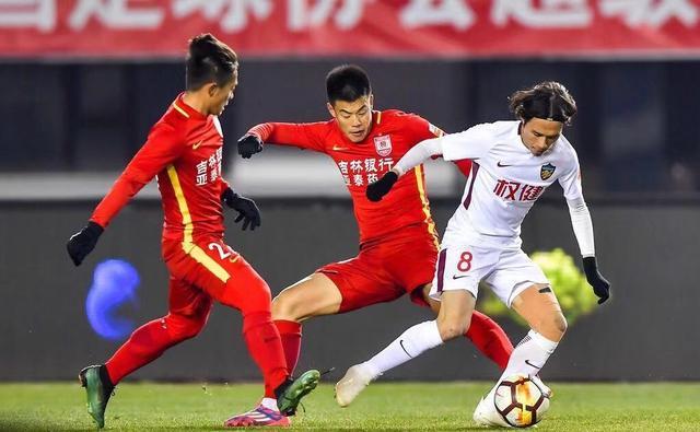 泰达主场不敌恒大,积分榜上遭遇连败 泰达主场不敌恒大,积分榜上遭遇连败