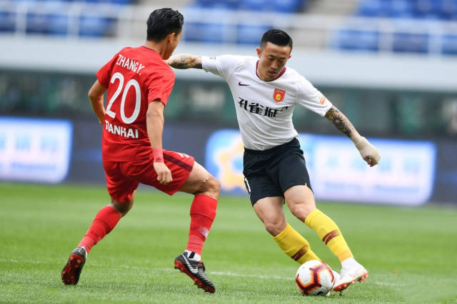 北京中赫国安主场力克大连实德，继续领跑积分榜的简单介绍